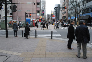 まっすぐひとつ目の横断歩道を渡る