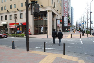 そのまままっすぐ横断歩道を渡って左