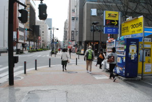 タイムズの先の横断歩道を渡ります