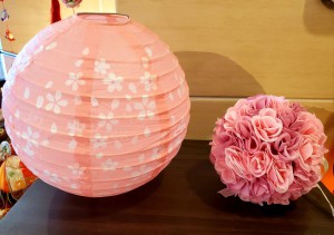 ロビー飾り　花、提灯