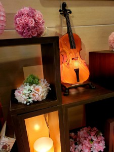 ロビー飾り　バイオリン、花